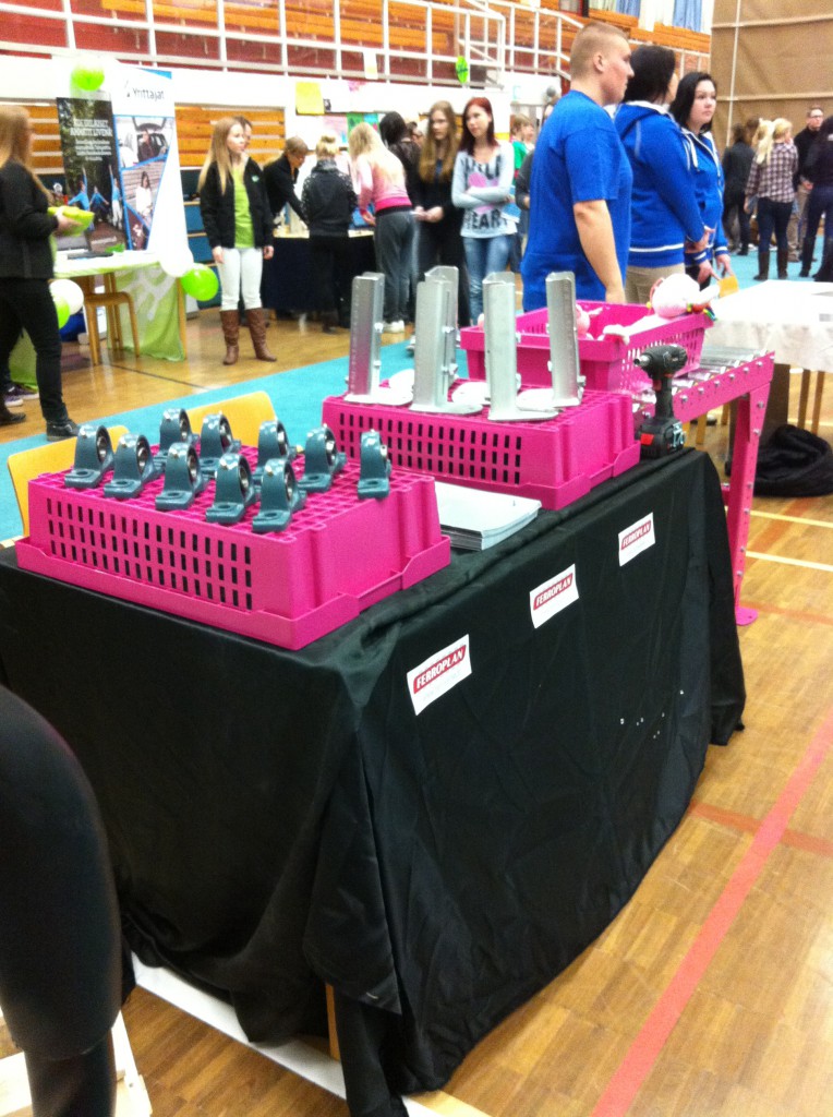 Alihankintamessujen pinkit vermeet otettiin käyttöön häpeilemättä. Pinkki kuljettimenpätkä löytyi roskalavalta ja mustat satiinit ovat Bondin peruja.