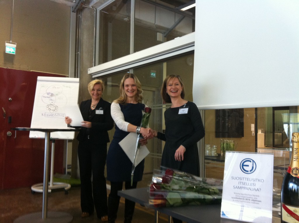 Tuore EJ-ohjelmasta valmistunut patsastelee. Vasemmalla SSE&Hankenin Sari Salojärvi ja oikealla Seedin Johanna Parkkinen.