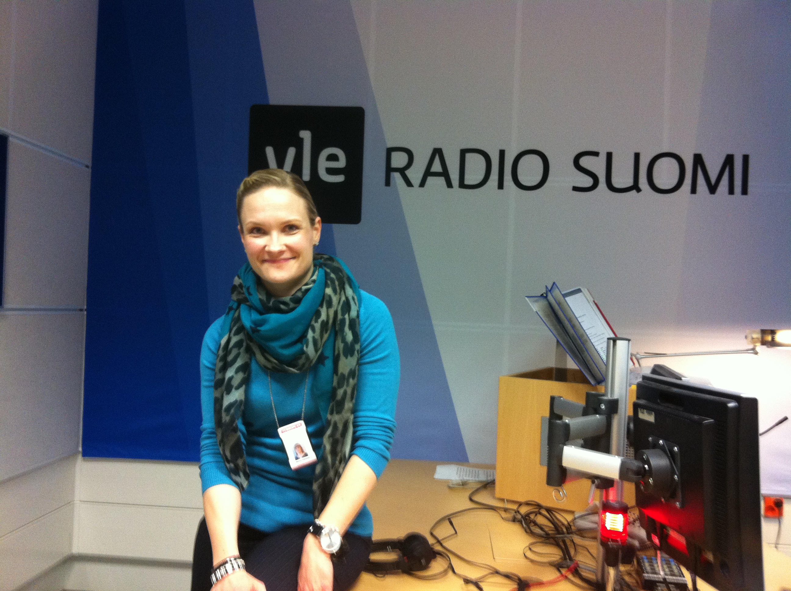 Joku patsastelee studiossa.