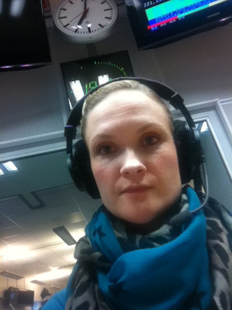 Nyt jotain jännittää. Pari minuuttia suoran kähetyksen alkuun.