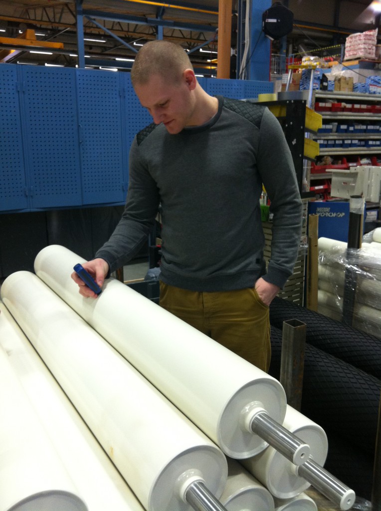 SIA Ferroplanin Kristaps mittailee maalipinnan vahvuutta Orimattilassa Ferroplanilla. FerroNews paljastaa, miten hänen oppimatkansa Suomessa sujui.