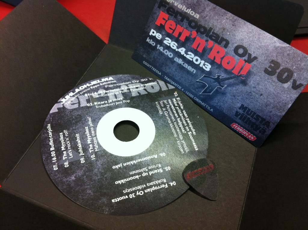 Kutsun sisältö: levy, keikkalippu ja plektra