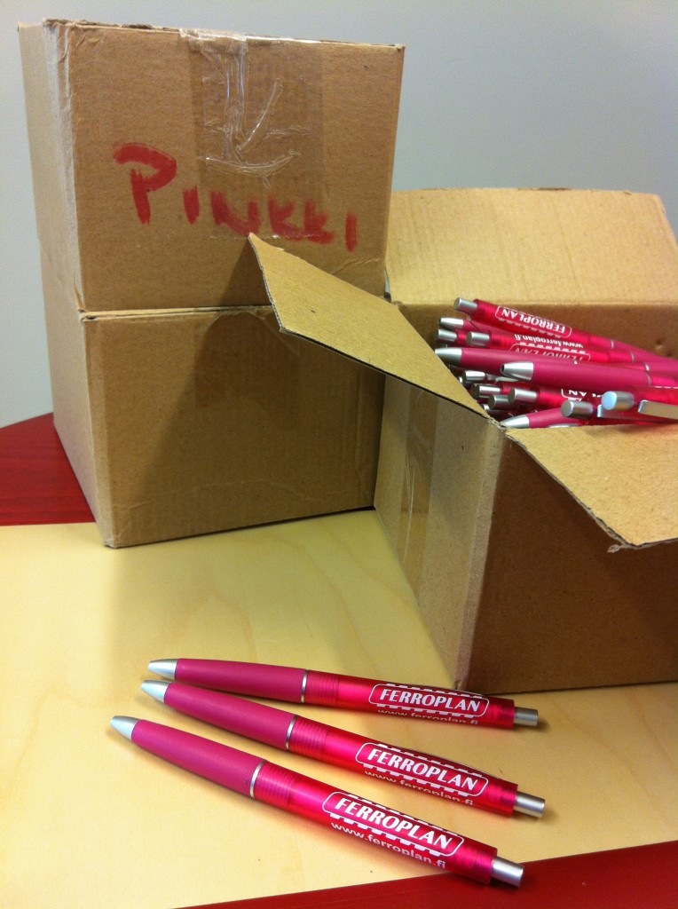 300 pinkkiä kynää valmiina messuille!