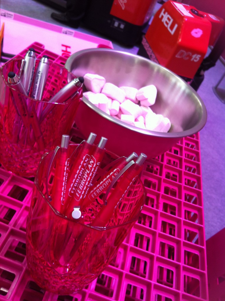 Pinkit messutarjoilut. Pinkit messutarjoilut.