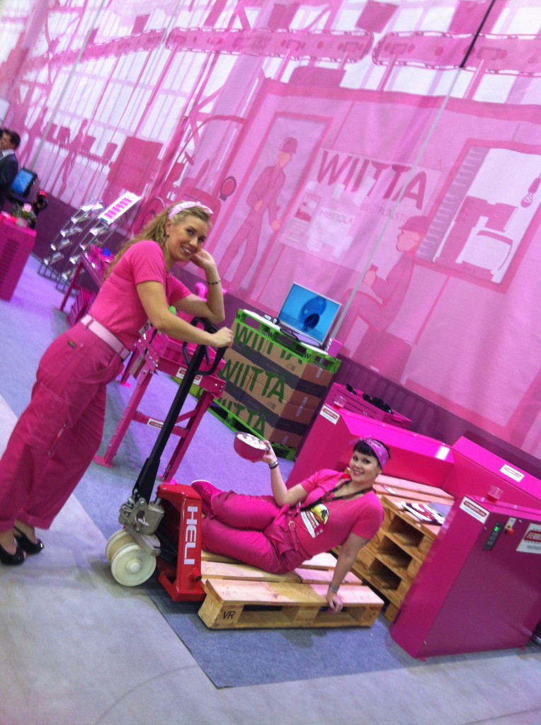 Pinkin tehtaan kuukauden työntekijät.