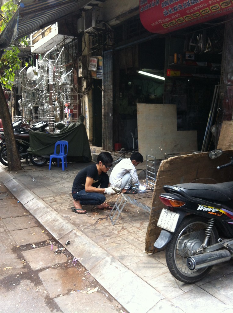 Hanoilainen metallipaja täydessä työn touhussa.