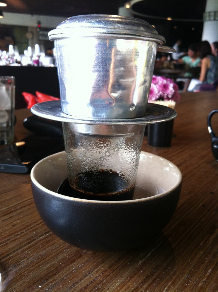 Vietnamilainen kahvi, joka nautitaan joko kylmänä jäiden ja kondensoidun maidon kanssa tai kuumana kuumalla maidolla.